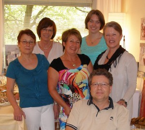 Praxisjubiläum: v.l.n.r.: Renate Gaffe, Astrid Hellwig, Ursula Stein, Eva Stiel, Ulrike Plinke, Dr. Carlos Keller